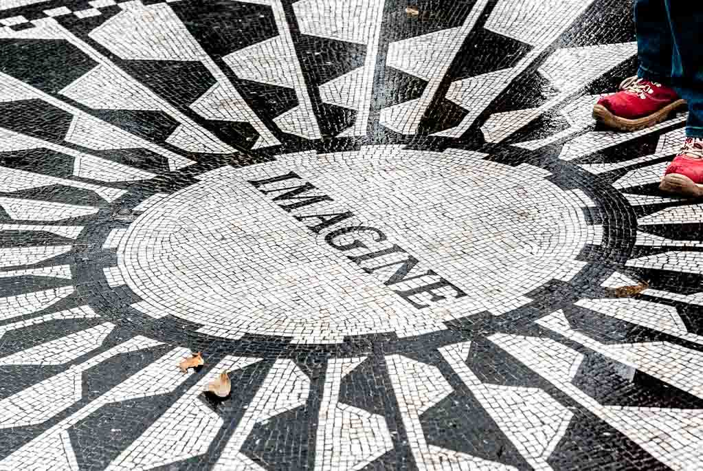 Mosaik mit 'Imagine'-Schriftzug, inspiriert von John Lennons Friedensbotschaft im Central Park, New York.