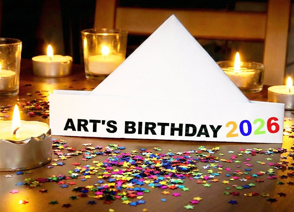 Tisch mit brennenden Teelichtern, buntem Konfetti und Papierhut mit der Aufschrift „Art’s Birthday 2026“.