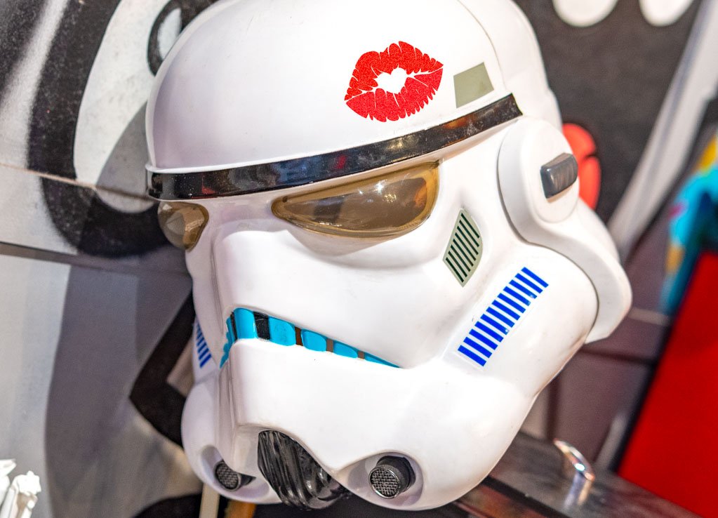 Weißer Stormtrooper-Helm mit rotem Kussmund-Aufkleber auf der Stirn.