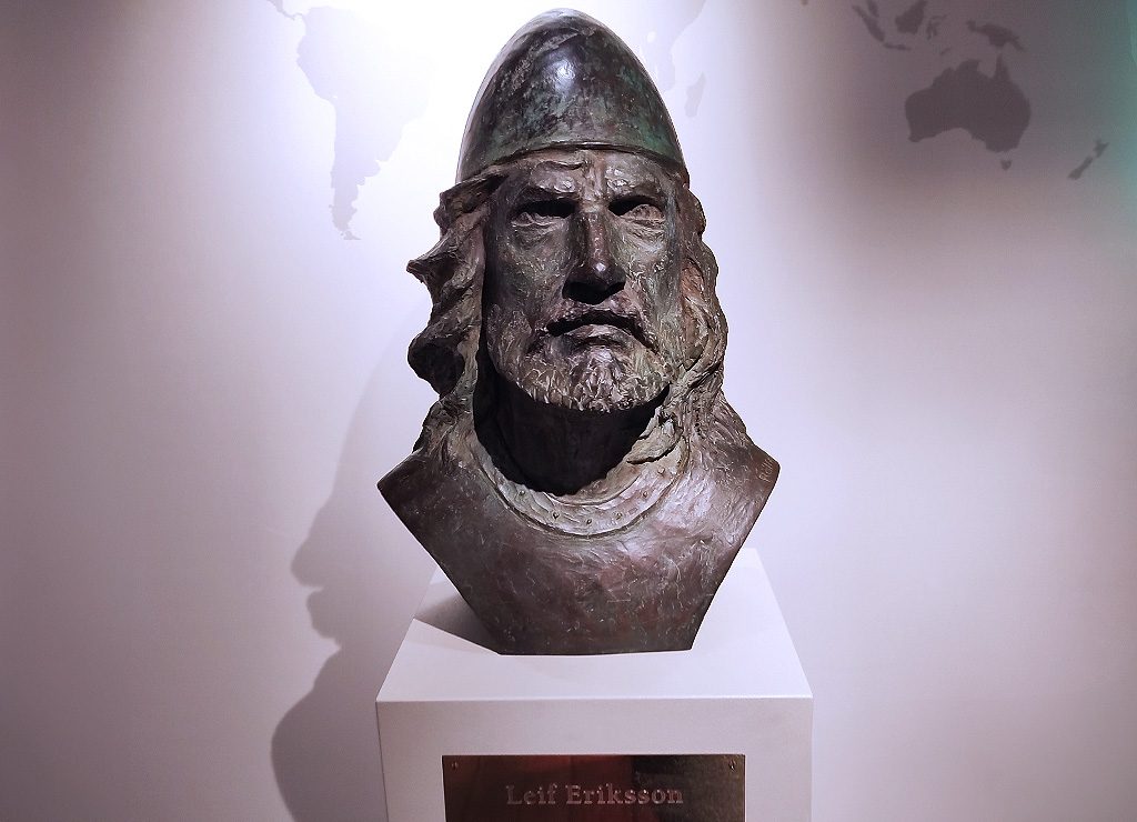 Bronze-Büste von Leif Eriksson, dem berühmten Wikinger-Entdecker, in einem Museum.