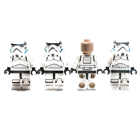 Vier Lego-Figuren in Sturmtruppen-Outfits. Eine dreht mit einem abgenommenen Helm dem Betrachter den Rücken zu.