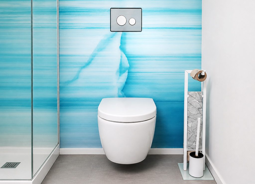 Welttoilettentag - World Toilet Day. Kuriose Feiertage - 19. November © 2026 Sven Giese - Bild 1 Modernes Badezimmer mit wandhängendem WC vor blauem Wandmotiv und Glasdusche links.