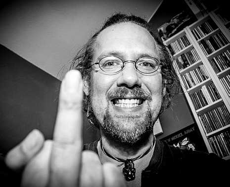 World Middle Finger Day - Welt-Mittelfingertag. Kuriose Feiertage - 1. August © 2019 Sven Giese