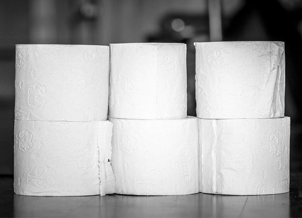 National Toilet Paper Day – Tag des Toilettenpapiers in den USA. Kuriose Feiertage - 26. August © 2024 Sven Giese – Bild 3 Sechs Toilettenpapierrollen in einer Pyramidenform gestapelt, in Schwarz-Weiß.