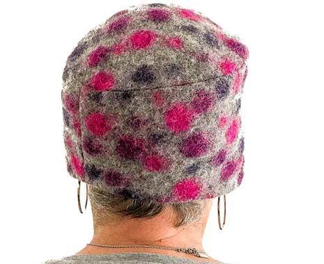 Eine Frau mit Filzhut bzw. Filzmütze. National Felt Hat Day - Tag des Filzhuts in den USA. Kuriose Feiertage - 15. September © 2019 Dietmar Giese