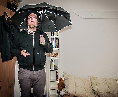 Open Your Umbrella Indoors Day - Öffne-drinnen-einen-Regenschirm-Tag. Kuriose Feiertage - 13. März © 2020 Sven Giese
