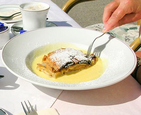 National Apple Strudel Day - Tag des Apfelstrudels in den USA. Kuriose Feiertage - 17. Juni © 2020 Dietmar Giese