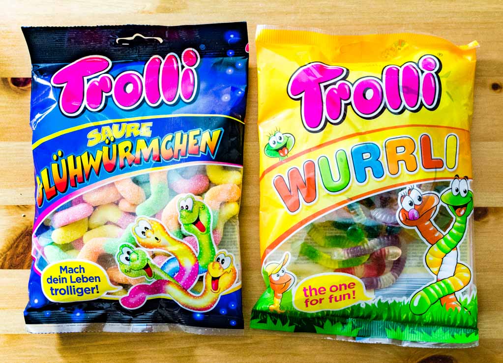 National Gummi Worm Day - Tag der Gummiwürmer in den USA. Kuriose Feiertage - 15. Juli © 2021 Sven Giese - Bild 4 Zwei Trolli-Gummibärchen-Tüten mit bunten Würmern, „Wurrli“ und „Saure Glühwürmchen“.