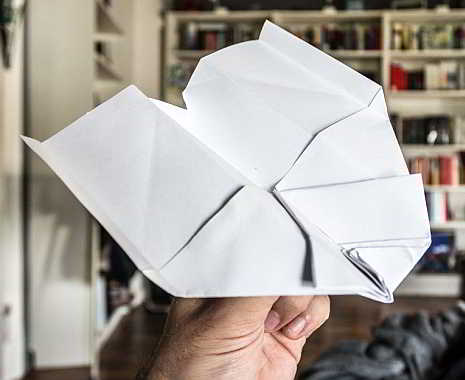 National Paper Airplane Day - Tag des Papierfliegers in den USA. Kuriose Feiertage - 26. Mai © 2019 Sven Giese
