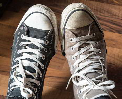 National Two Different Colored Shoes Day - Trag-zwei-verschiedenfarbige-Schuhe-Tag in den USA. Kuriose Feiertage - 3. Mai © 2019 Sven Giese