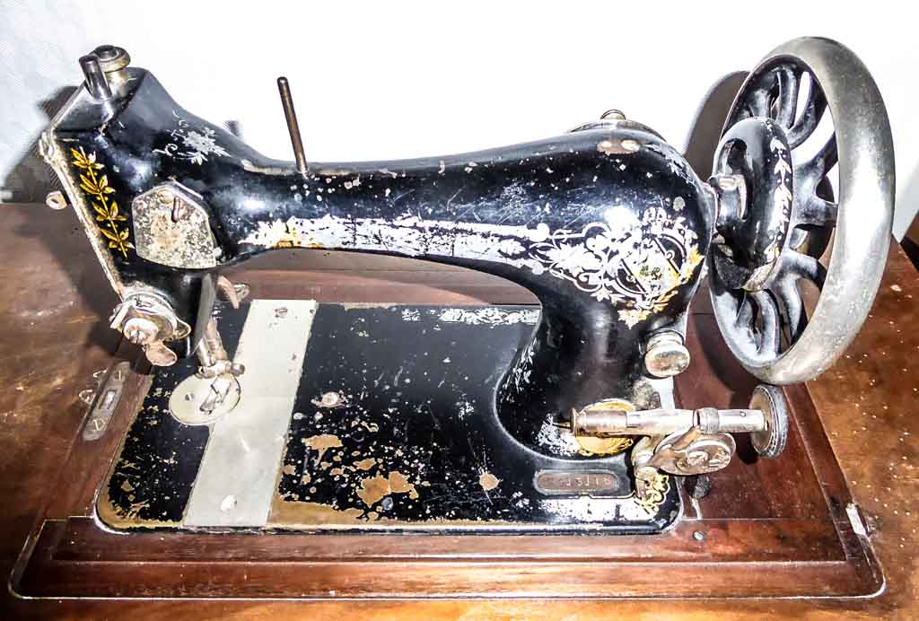National Sewing Machine Day - Tag der Nähmaschine in den USA. Kuriose Feiertage - 13. Juni © 2015 Familie Giese - Bild 1 Nahaufnahme einer alten schwarzen Nähmaschine mit goldenen Verzierungen.