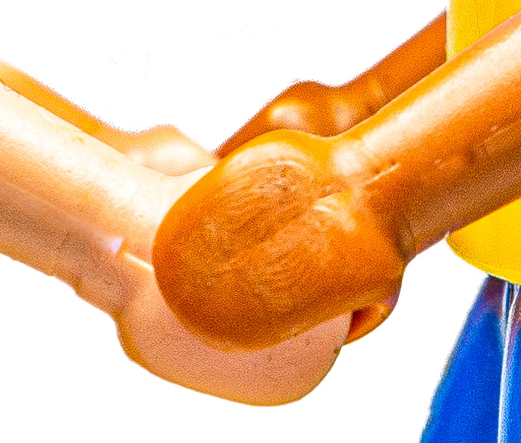 Zwei verschiedenfarbige Playmobil-Hände berühren sich in einer symbolischen Geste der Zuneigung. 