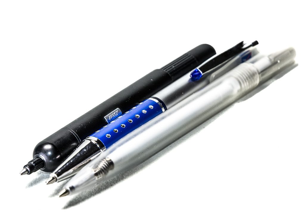 National Ballpoint Pen Day – Tag des Kugelschreibers in den USA. Kuriose Feiertage - 10. Juni © 2025 Sven Giese – Bild 2 Schwarzer, blauer und transparenter Kugelschreiber nebeneinander auf weißem Hintergrund.