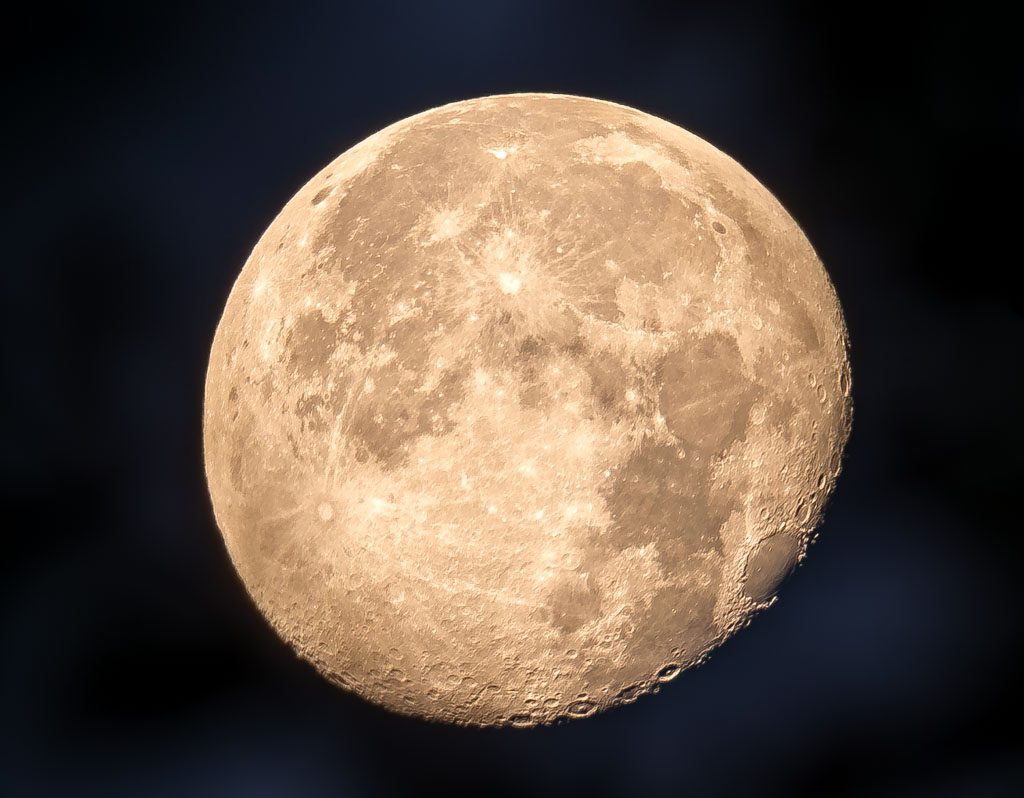 National Moon Day oder National Moon Walk Day – Tag des Mondes in den USA. Kuriose Feiertage – 20. Juli © 2025 Sven Giese - Bild 1 Detaillierter Mond bei Nacht, Krater deutlich sichtbar, im Zentrum des Bildes.