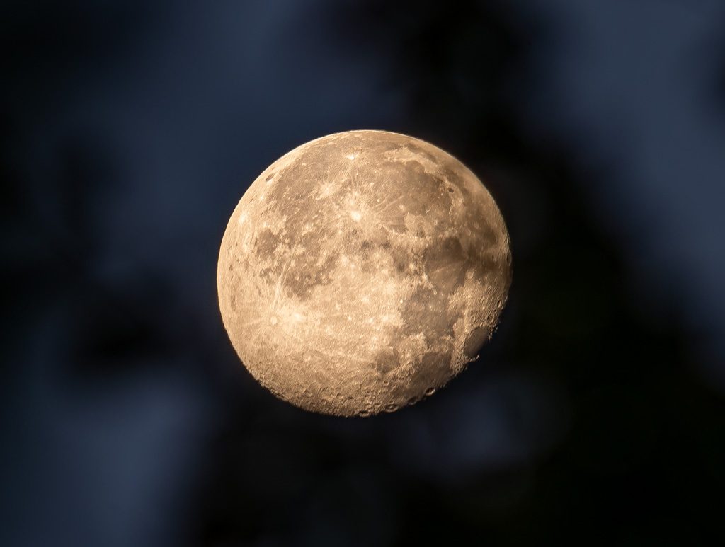 National Moon Day oder National Moon Walk Day – Tag des Mondes in den USA. Kuriose Feiertage – 20. Juli © 2025 Sven Giese - Bild 3 Leuchtender Mond mit warmem Schein vor dunklem Hintergrund und leichter Unschärfe.