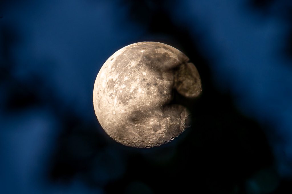 National Moon Day oder National Moon Walk Day – Tag des Mondes in den USA. Kuriose Feiertage – 20. Juli © 2025 Sven Giese - Bild 4 Detaillierter Mond bei Nacht, Krater deutlich sichtbar, im Zentrum des Bildes.