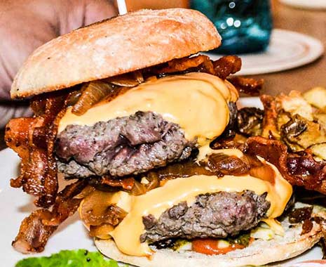 National Double Cheeseburger Day - Tag des Doppel-Cheeseburgers in den USA. Kuriose Feiertage - 15. September © 2019 Sven Giese