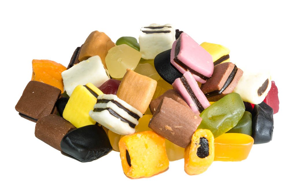 National Candy Day - Tag der Süßigkeiten in den USA. Kuriose Feiertage - 4. November © 2015 Sven Giese - Bild 3 Verschiedene Lakritz-Konfekte in bunten Farben, übereinander auf einem weißen Hintergrund