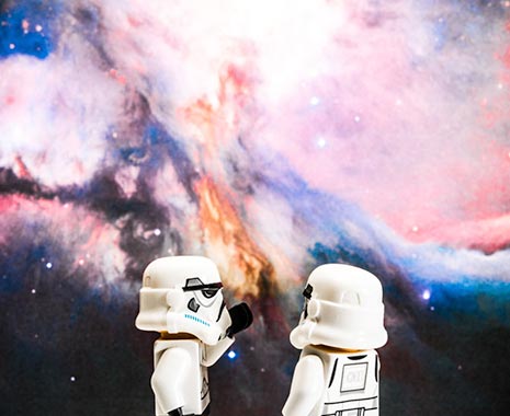 Zwei Stormtrooper beobachten den Orionnebel anlässlich des 25. November: Tag des Orionnebels © 2019 Sven Giese