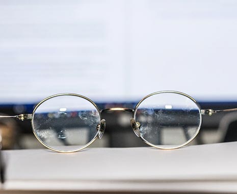 Bifocals at the Monitor Liberation Day - Klare-Sicht-ohne-Zweistärkenglas-Tag in den USA. Kuriose Feiertage - 1. Dezember © 2019 Sven Giese