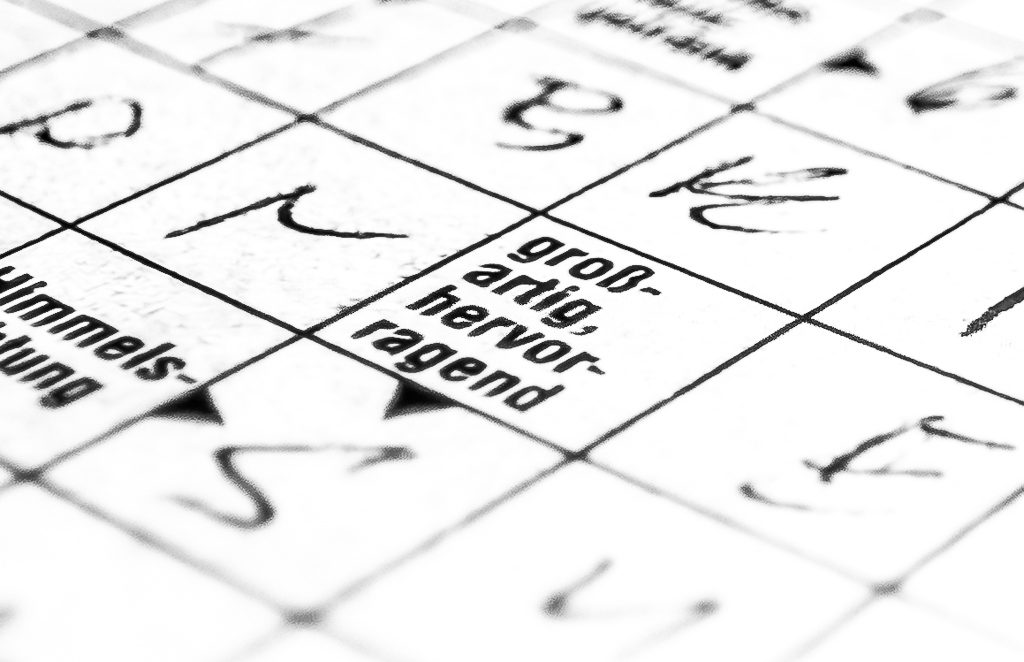 Crossword Puzzle Day – der internationale Tag des Kreuzworträtsels. Kuriose Feiertage – 21. Dezember © 2025 Dietmar Giese - Bild 1 Detail eines Kreuzworträtsels, Hinweisfeld großartig, hervorragend steht im Bildmittelpunkt.