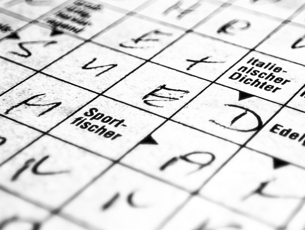 Crossword Puzzle Day – der internationale Tag des Kreuzworträtsels. Kuriose Feiertage – 21. Dezember © 2025 Dietmar Giese - Bild 2 Schwarzweißaufnahme eines ausgefüllten Kreuzworträtsels, Fokus auf das Feld Sportfischer.