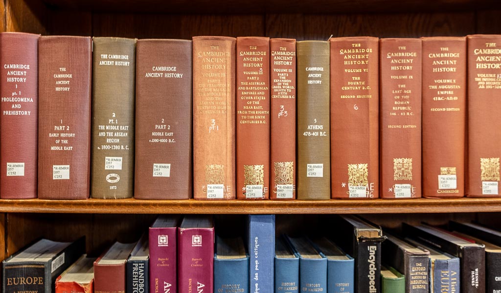 Dewey Decimal System Day - Tag der Dewey-Dezimalklassifikation in den USA. Kuriose Feiertage - 10. Dezember © 2018 Sven Giese Bücherregal mit Bänden der ‚Cambridge Ancient History‘ und weiteren historischen Nachschlagewerken.
