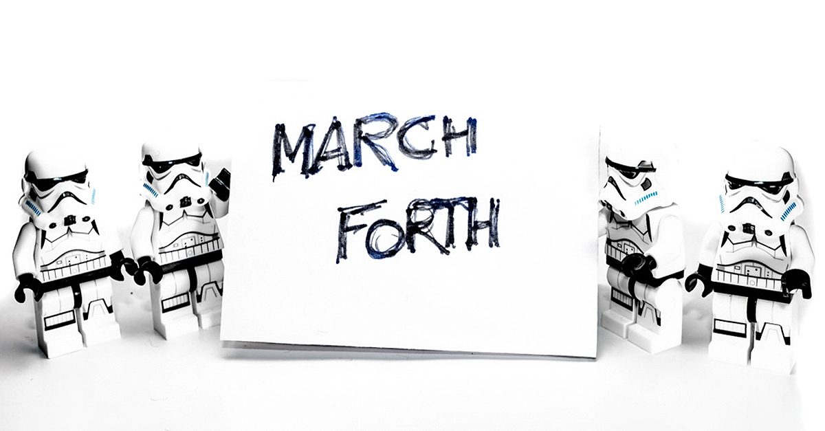 Vier LEGO-Stormtrooper stehen um ein Schild mit der Aufschrift "March Forth" auf weißem Hintergrund.