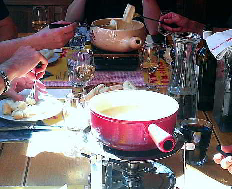 National Cheese Fondue Day - Tag des Käsefondue. Kuriose Feiertage - 11. April © 2019 Tania Williams