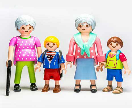 Zwei grauhaarige Playmobil-Omas mit und zwei Kindern in bunter Kleidung.