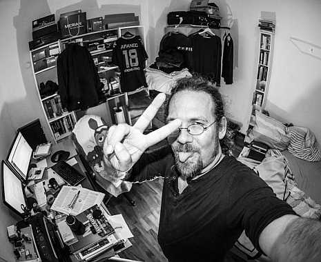 International Wave At The Surveillance Cameras Day - Wink-Überwachungskameras-zu-Tag. Kuriose Feiertage - 16. August © 2019 Sven Giese