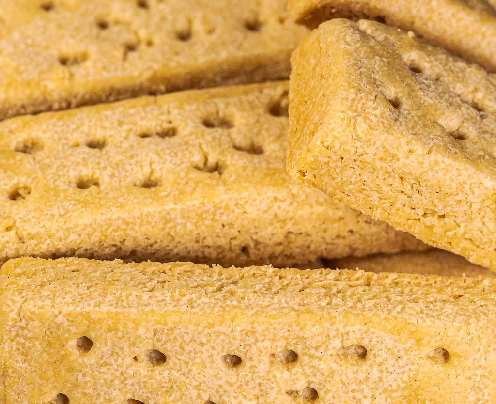 National Shortbread Day - Tag des schottischen Shortbread in den USA. Kuriose Feiertage - 6. Januar © 2026 Sven Giese - Bild 1 Extreme Nahaufnahme von Shortbread, poröse Krume und typische Lochreihen klar erkennbar im Detail.