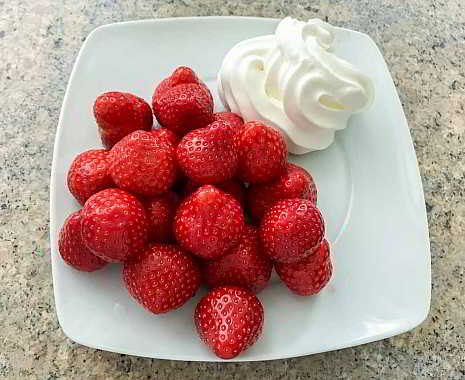 National Strawberries and Cream Day - Erdbeeren-mit-Sahne-Tag. Kuriose Feiertage - 21. Mai © 2019 Dietmar Giese
