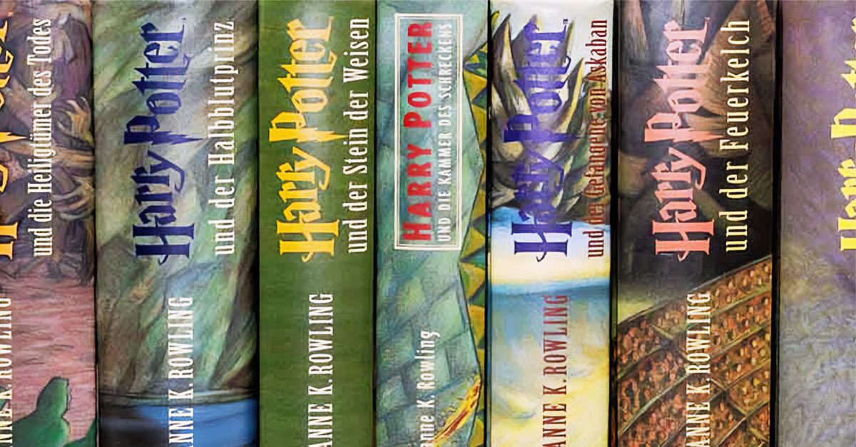 Harry Potters Geburtstag. Kuriose Feiertage – 31. Juli (c) 2017 Sven Giese. Eine Reihe von Harry-Potter-Büchern in deutscher Sprache, aufgereiht von links nach rechts. Die Buchtitel lauten: 'Harry Potter und der Stein der Weisen', 'Harry Potter und die Kammer des Schreckens', 'Harry Potter und der Gefangene von Askaban', 'Harry Potter und der Feuerkelch', 'Harry Potter und der Orden des Phönix', 'Harry Potter und der Halbblutprinz' und 'Harry Potter und die Heiligtümer des Todes'. Die farbenfrohen Buchrücken zeigen verschiedene Illustrationen aus der Harry-Potter-Welt.