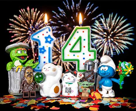 Bunte Figuren und eine große "14" Geburtstagskerze mit Konfetti und Feuerwerk im Hintergrund, die den 14. Geburtstag eines besonderen Anlasses feiern.