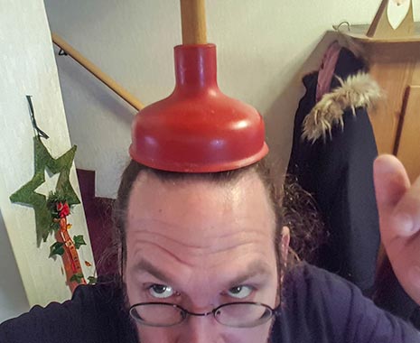 Wear a Plunger on Your Head Day - Trag-eine-Saugglocke-als-Kopfbedeckung-Tag. Kuriose Feiertage 18. Dezember © 2019 Sven Giese