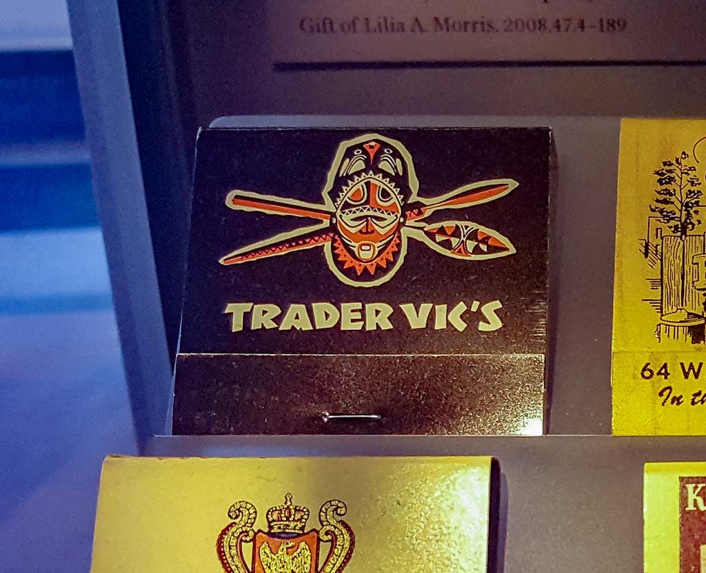 Schwarzes Streichholzbriefchen mit Maskenlogo und Schriftzug „TRADER VIC’S“.