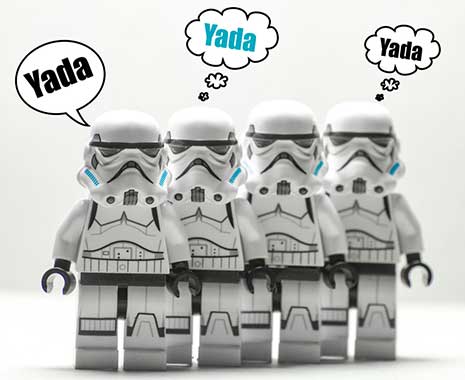 Vier LEGO-Sturmtruppler mit Sprechblasen, die jeweils "Yada" sagen oder denken.