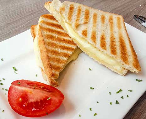 Ein halbierter Käsetoast mit Tomate. Tag des Käsetoasts - National Cheese Toast Day in den USA. Kuriose Feiertage - 15. September © 2019 Sven Giese