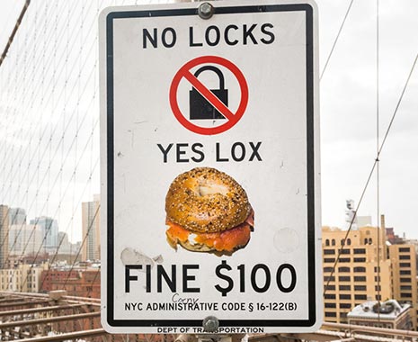 No Locks - Yes Lox-Schild auf der Brooklyn Bride New York © 2020 Sven Giese.