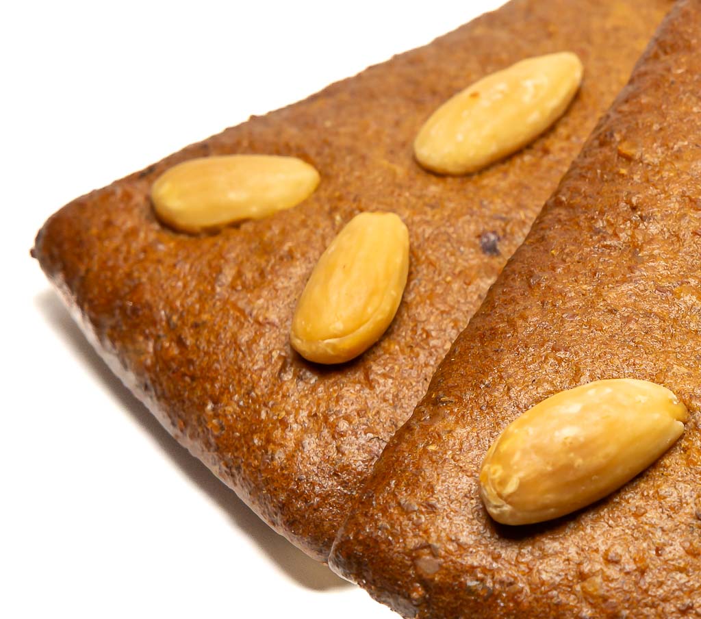 National Gingerbread Day – Tag des Lebkuchens in den USA. Kuriose Feiertage - 5. Juni © 2025 Sven Giese Zwei flache Lebkuchenstücke mit je zwei ganzen Mandeln auf weißem Hintergrund.