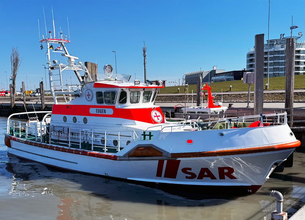 Tag der Seenotretter in Deutschland. Kuriose Feiertage – letzter Sonntag im Juli © 2025 Dietmar Giese – Bild 2 Kleiner Seenotretter mit dem Namen EUGEN liegt an sonnigem Tag im Hafen.