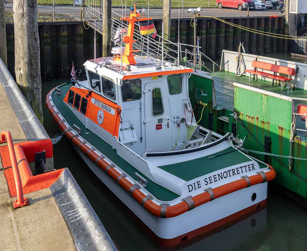 Tag der Seenotretter in Deutschland. Kuriose Feiertage – letzter Sonntag im Juli © 2025 Sven Giese – Bild 4 Rettungsboot „Otto Diersch“ der Seenotretter liegt vertäut im Hafenbecken.