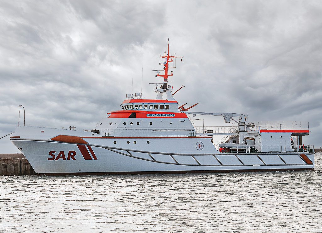 Tag der Seenotretter in Deutschland. Kuriose Feiertage – letzter Sonntag im Juli © 2025 Sven Giese Seenotrettungskreuzer HERMANN MARWEDE im Hafen bei bewölktem Himmel.
