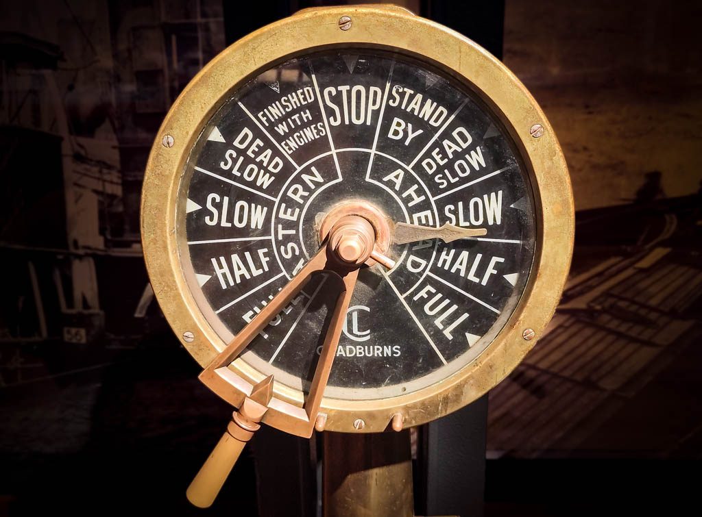 World Maritime Day – Weltschifffahrtstag. Kuriose Feiertage – letzter Donnerstag im September © 2024 Sven Giese – Bild 3 Eine historische Schiffssteuerbefehl-Anzeige mit verschiedenen Fahrstufen, wie "Stop" und "Full Ahead".