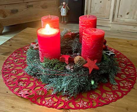 Tag des Adventskranzes zum ersten Adventssonntag. Kuriose Feiertage © 2020 Dietmar Giese