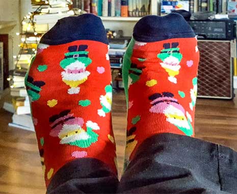 Tag der gleichfarbigen Socken. Kuriose Feiertage - 11. Mai © 2021 Sven Giese