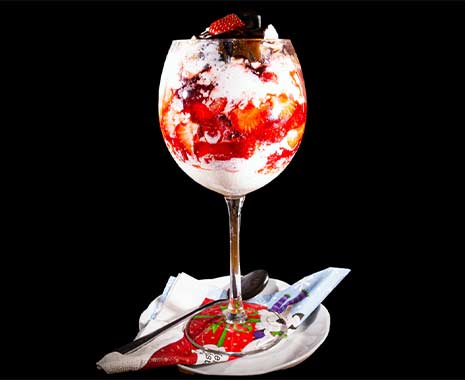 National Strawberry Sundae Day - Tag des Erdbeereisbechers in den USA. Kuriose Feiertage - 7. Juli © 2021 Sven Giese