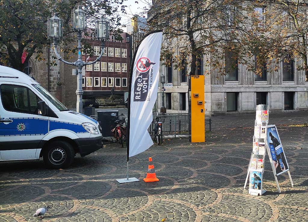 Tag des Einbruchschutzes in Deutschland – immer zum Termin des Endes der mitteleuropäischen Sommerzeit. Kuriose Feiertage © 2024 Sven Giese. Informationsstand der Polizei zur Aktion „Riegel vor“ auf dem Bonner Münsterplatz.