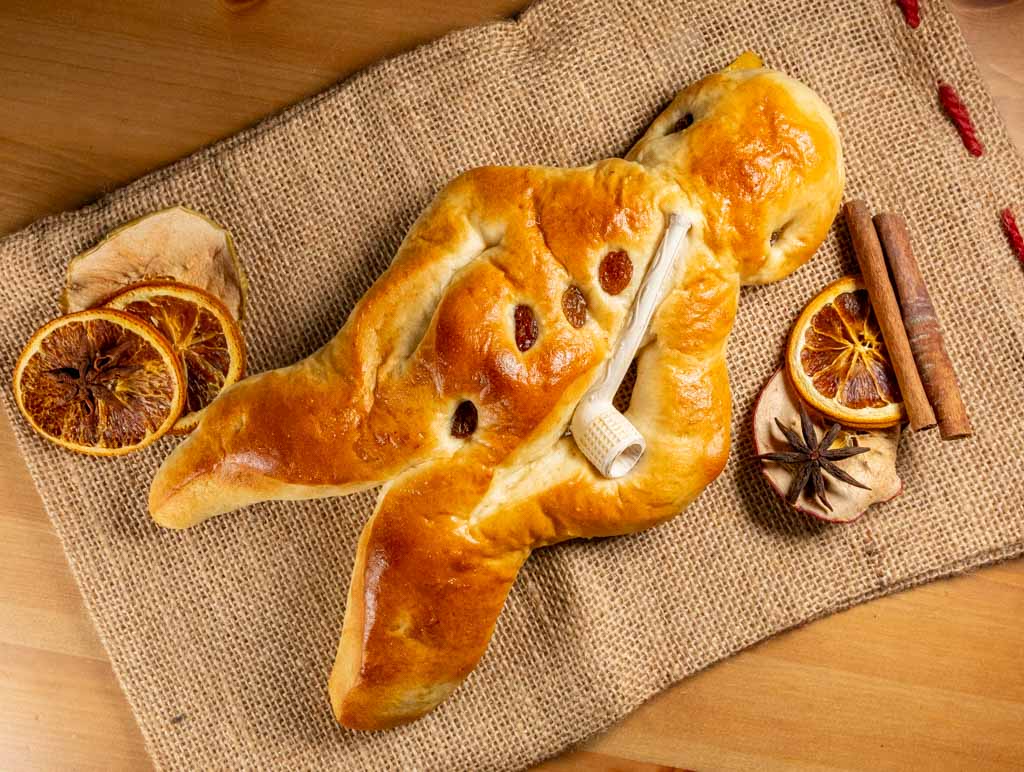 Tag des Weckmanns in Deutschland. Kuriose Feiertage - 11. November und 6. Dezember © 2023 Sven Giese – Bild 3 Traditioneller Weckmann aus Hefeteig mit Tonpfeife, dekoriert mit getrockneten Orangen und Zimt.